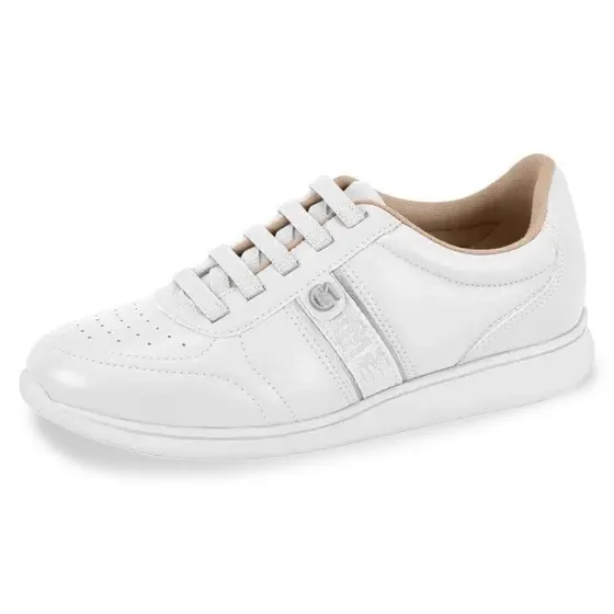 Tênis casual feminino branco Modare em ângulo lateral direito com detalhes em relevo e solado branco
